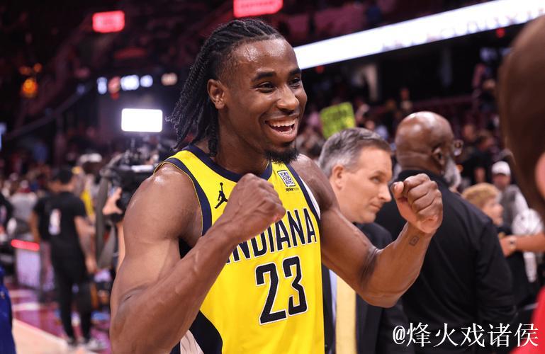 史密斯关键时刻爆发：独得8分命中两记三分获赞