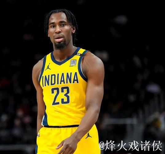 史密斯关键时刻爆发：独得8分命中两记三分获赞