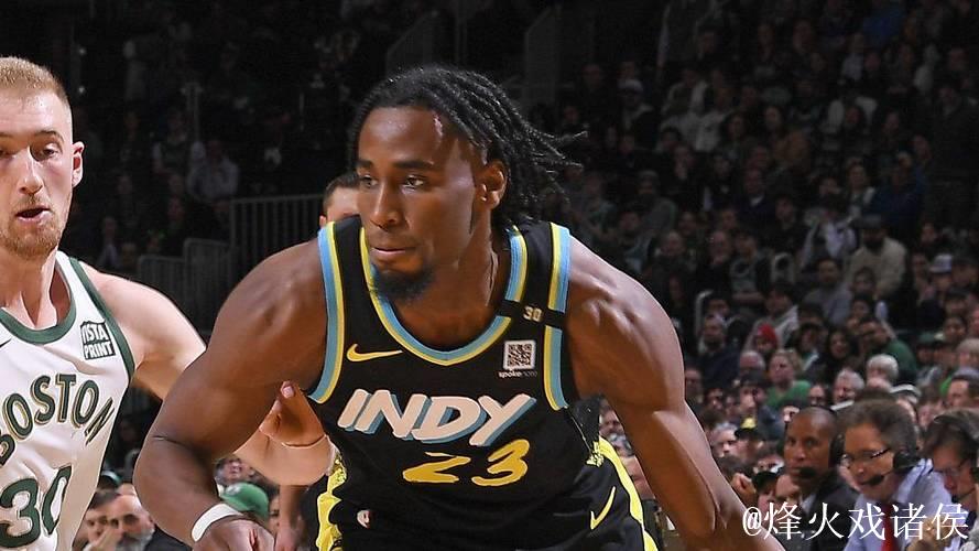 史密斯关键时刻爆发：独得8分命中两记三分获赞